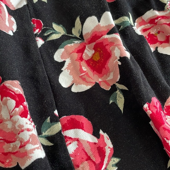 Divided by H&M Preppy Black Floral Mini Skirt - Picture 2 of 4